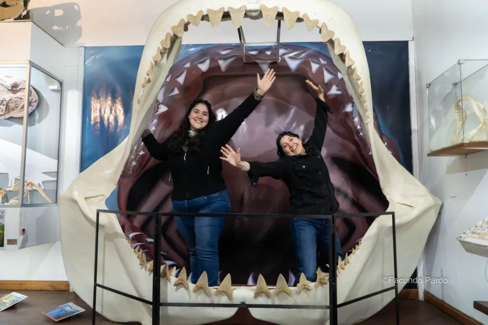 Rocío y Belén, guías "comidas" por la mandíbula de megalodón (fotos: Facundo Pardo).