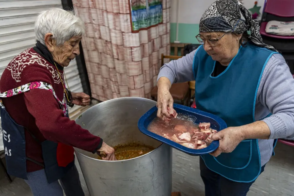 Con enorme dedicación desde ayer están trabajando en la cocina. Fotos de Eugenia Neme.