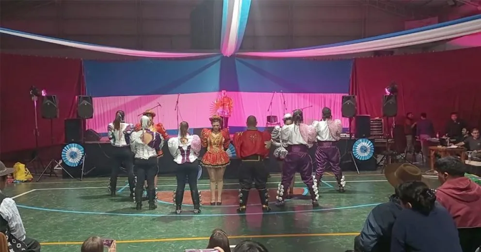 Una noche patria en comunidad. 