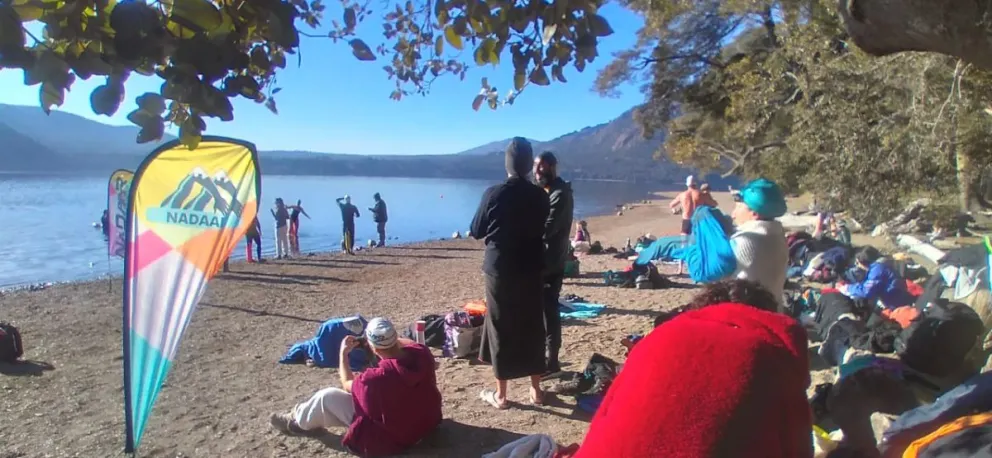 Esta mañana, la asociación Nadaar festejó el Día Patrio en el lago Gutiérrez (Fotos gentileza).