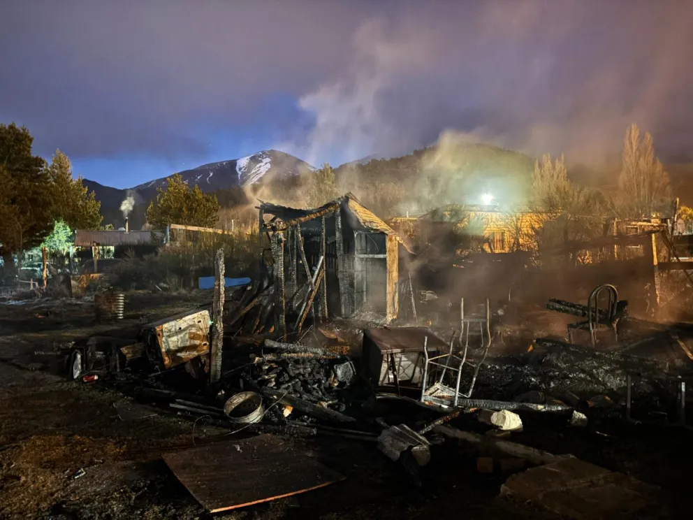 La solidaridad ante la necesidad de un vecino que lo perdió todo / Foto Euge Neme 