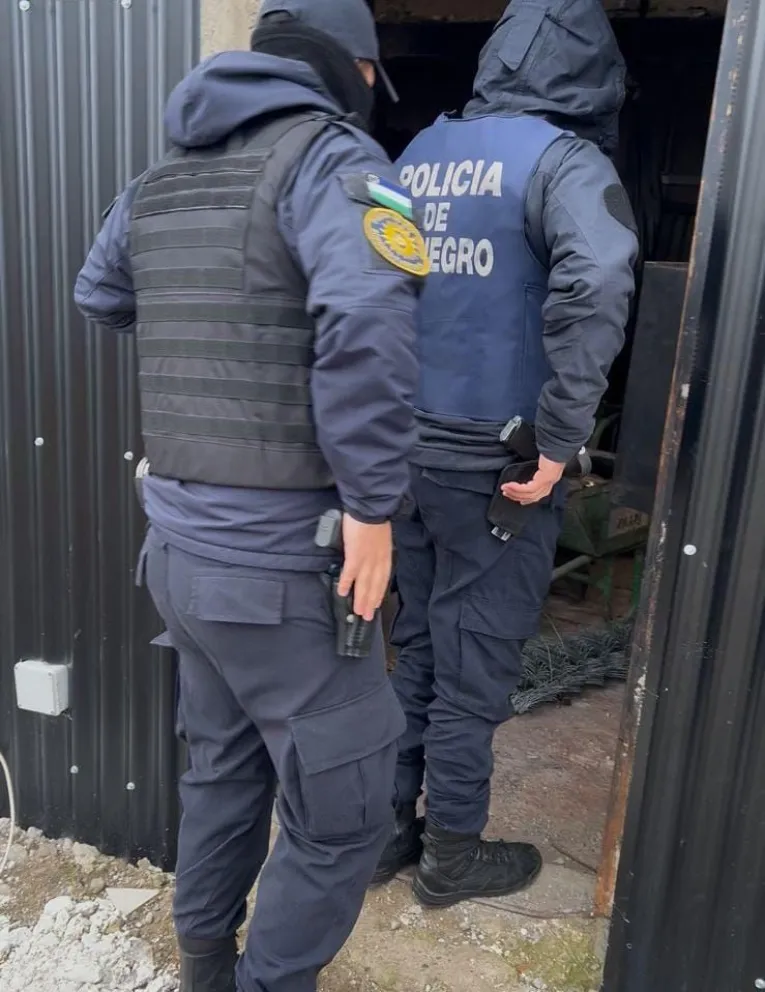 El momento de la detención por parte de los oficiales. 