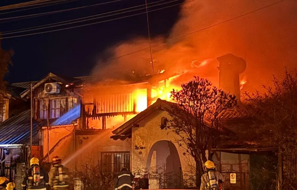 Impactantes imagenes de las llamas sobre la propiedad. 