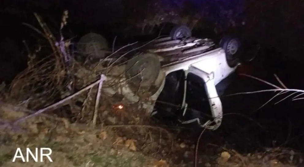 El auto terminó volcado en un canal en la Ruta 22. Dos hombres murieron en el lugar. Foto (Gentileza).