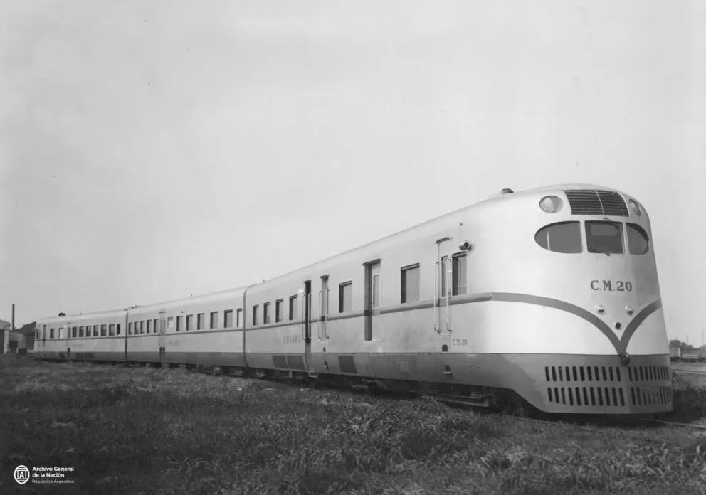 Locomotora diésel tipo "Bariloche", alrededor de 1950. Archivo General de la Nacion.