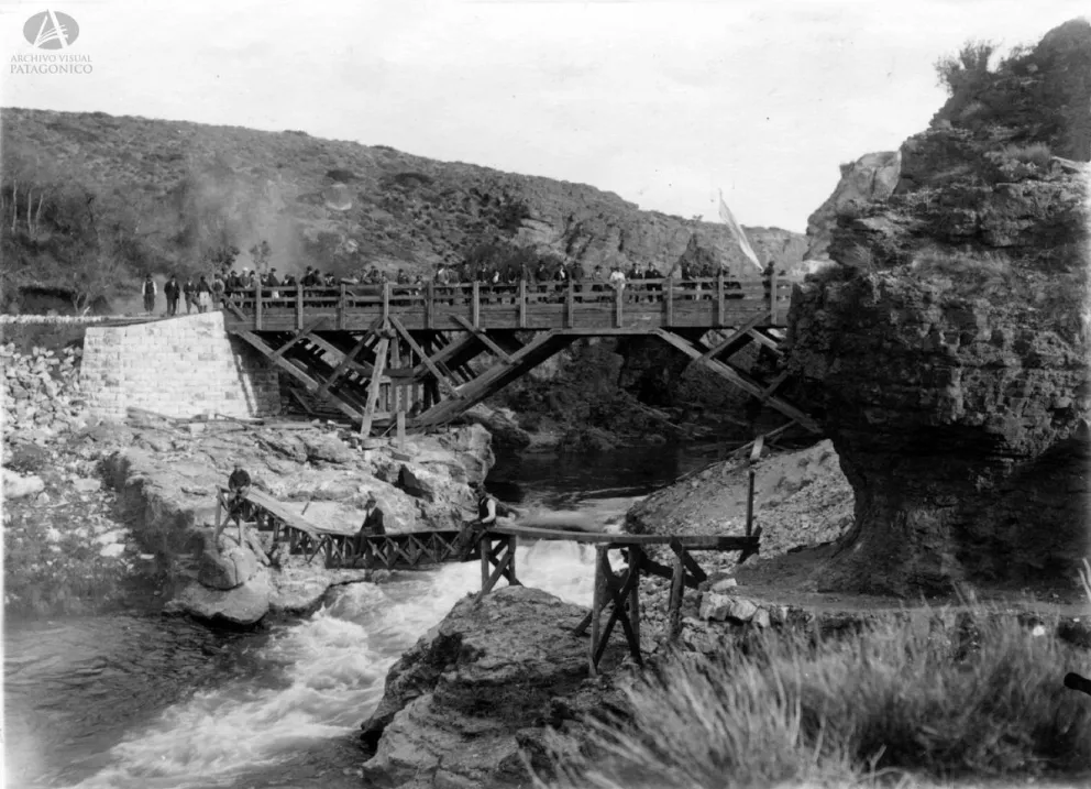 Inauguración del puente sobre el Ñirihuau en 1928. Fue construido por la empresa de Primo Capraro. (Archivo Visual Patagónico).