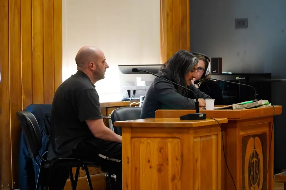 Allanaron por un hurto y encontraron a José Luis Tato -de espaldas junto a su defensor-, evadido hace siete meses. (Fotos: Facundo Pardo)