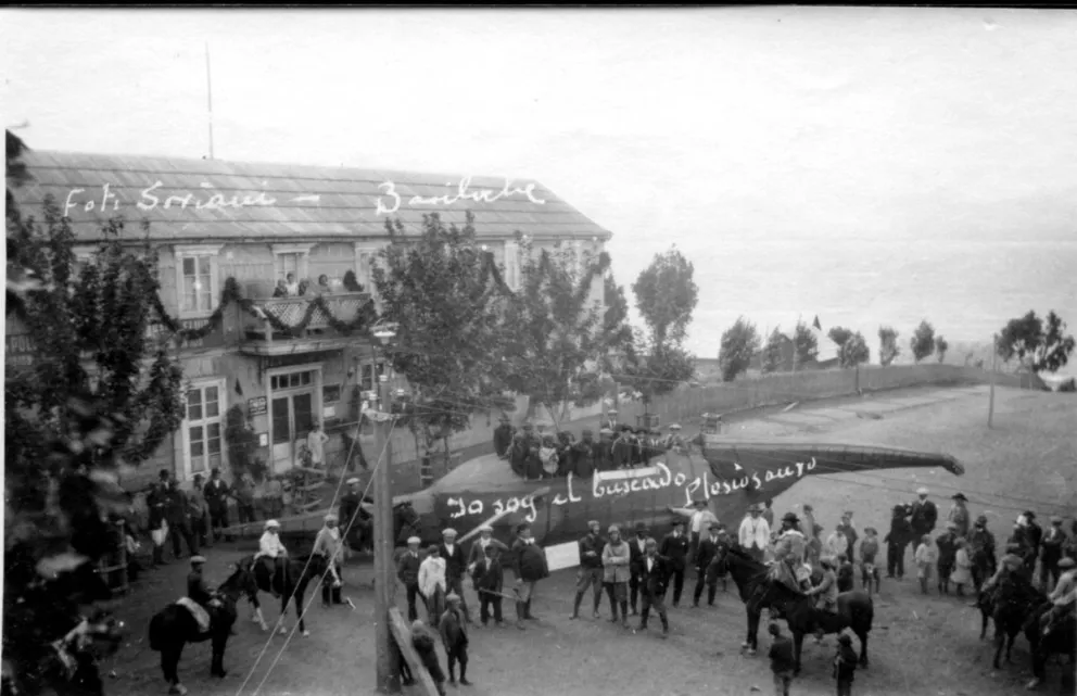 Bromas sobre el plesiosaurio en 1924. Foto: Soriani. Museo de la Patagonia.