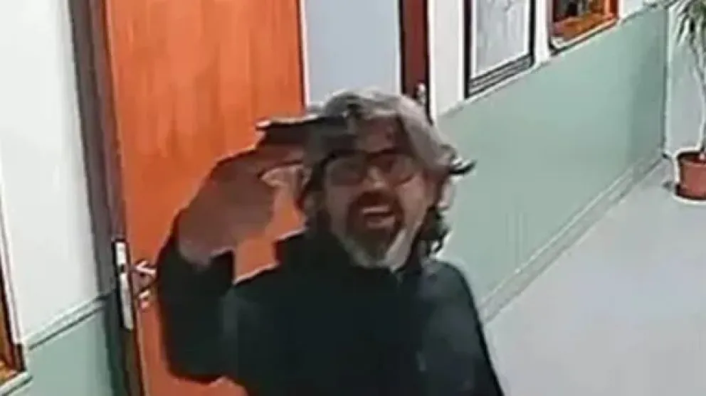 Amenazó a compañeros y expuso ante las cámaras de seguridad que estaba armado 