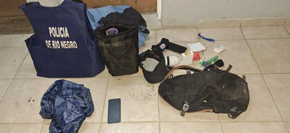 Lo encontraron con los elementos robados del interior de un auto estacionado (foto: Policía de Rio Negro) 