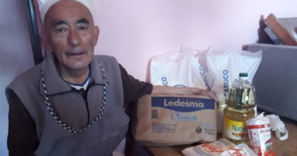 Ni la lluvia lo detenía en sus ventas por las calles de la ciudad.