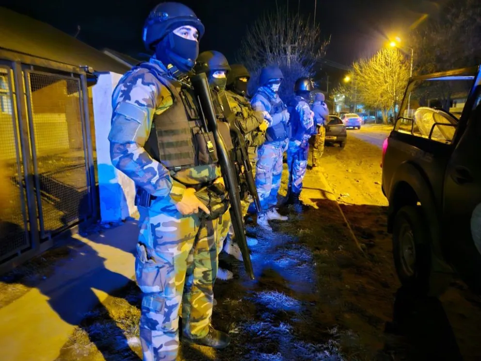 Los sospechosos se trasladaban en un auto para elegir a sus víctimas 