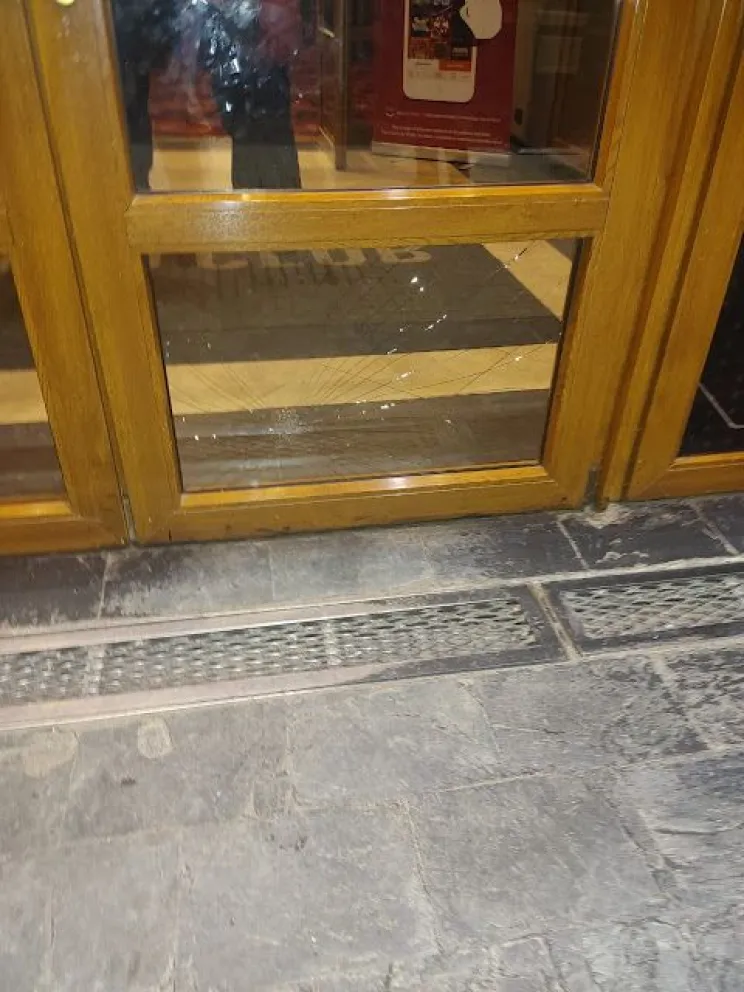 "No pegó una" en el Casino y rompió la puerta de entrada al establecimiento (Foto; Noticias del Bolsón)