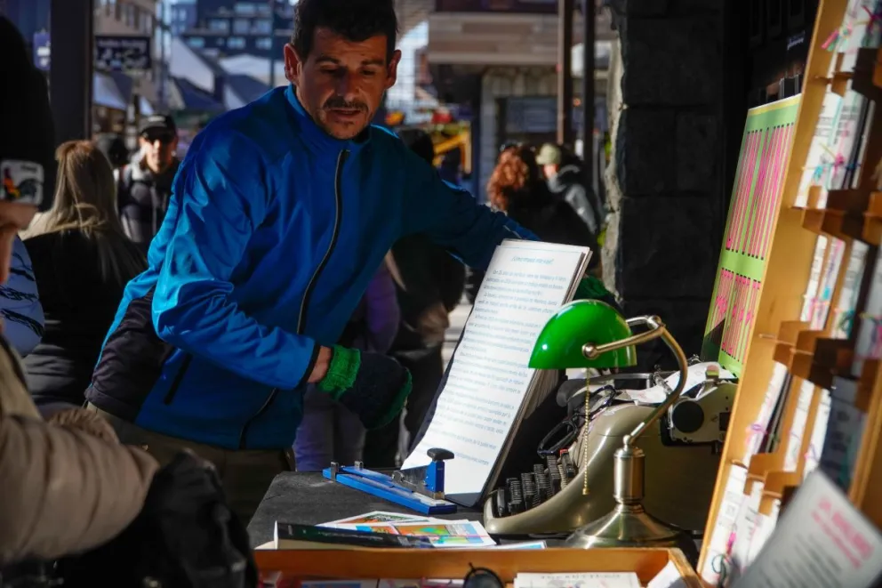 Ariel, junto a sus libros, una postal "literaria" del centro barilochense (fotos: Facundo Pardo).