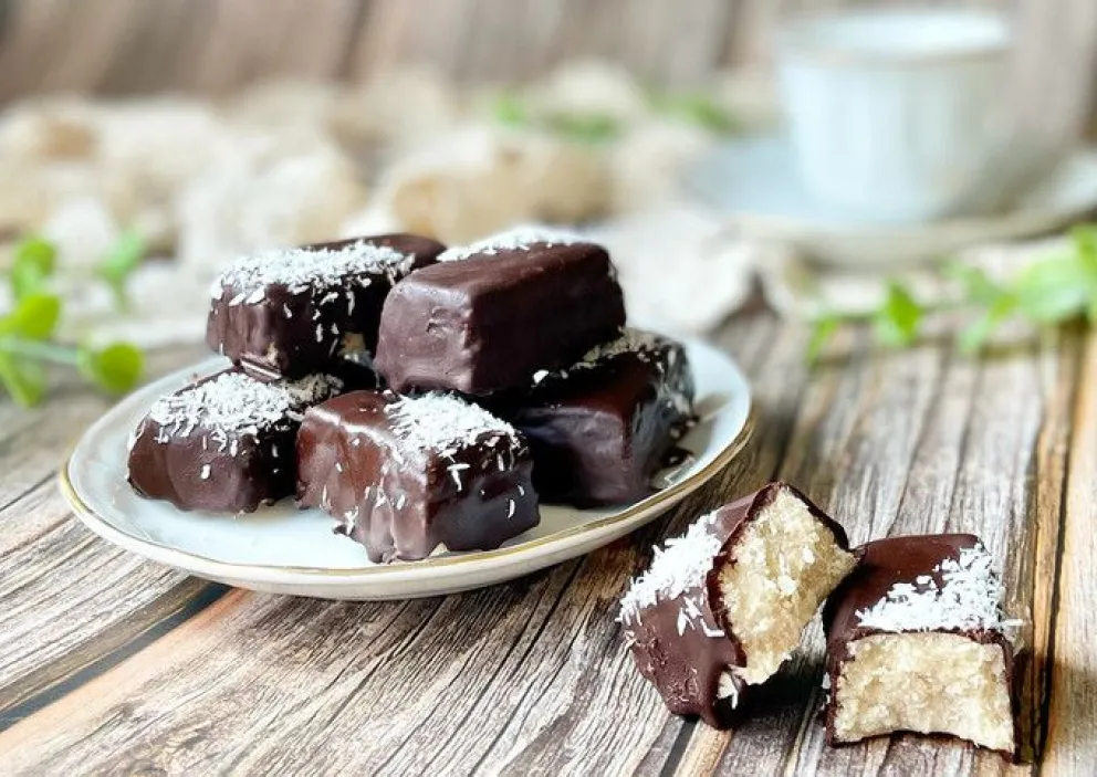 Barritas de coco y chocolate hechas en casa. 