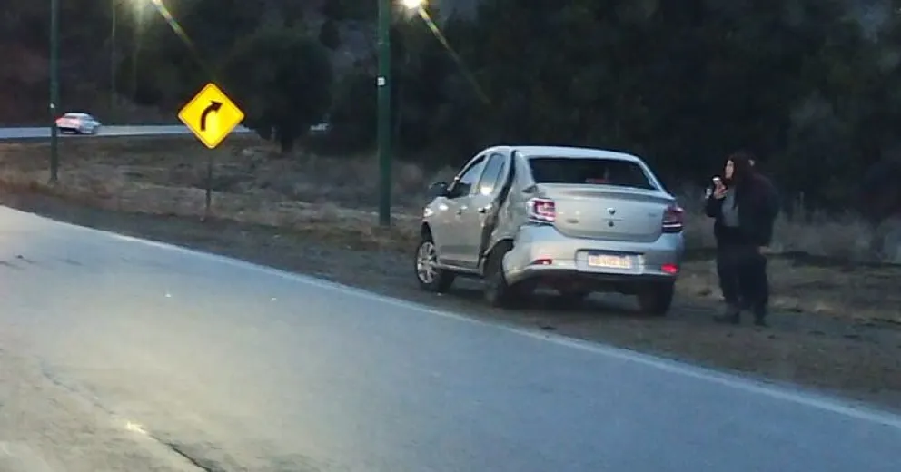 El Logan era ocupado por turistas que habían rentado el vehículo minutos antes en el Aeropuerto local.