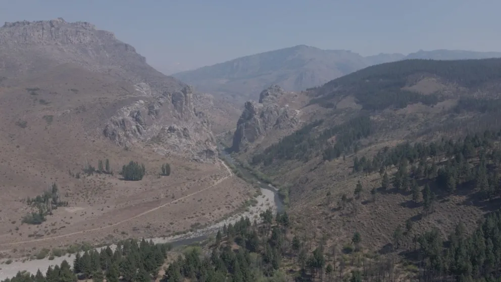 El río Chubut en el centro de la escena.