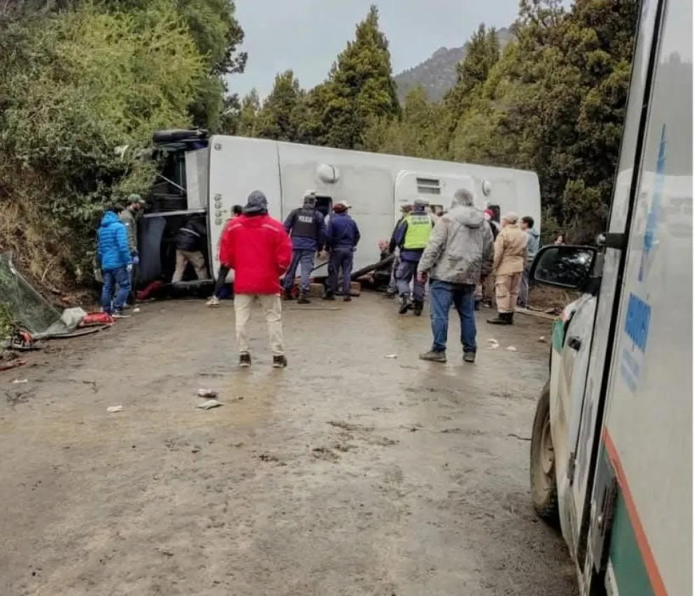 Amplio operativo para asistir a los heridos y retirar el colectivo de la traza (foto : gentileza) 