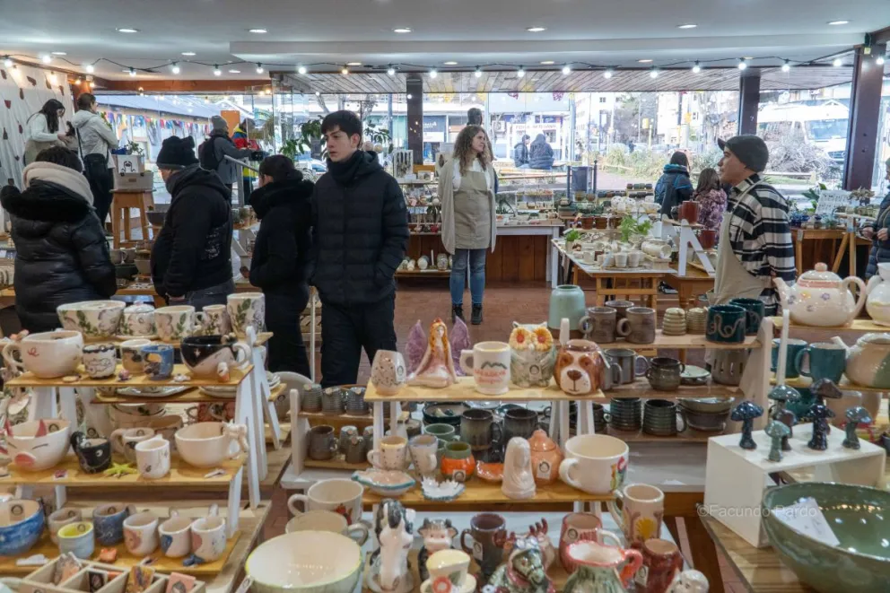 La cerámica se ha transformado en un factor convocante, tanto para quienes trabajan con ella como para los que disfrutan de las creaciones alfareras. Fotos Facundo Pardo.