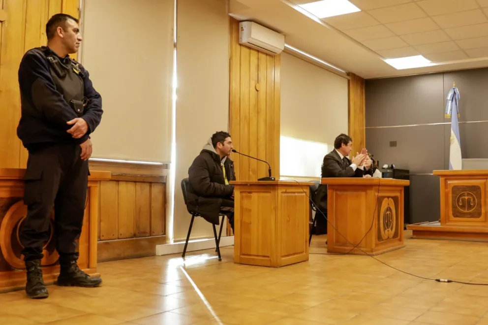 El acusado contó parte de su historia en el banquillo de los acusados. (Foto Eugenia Neme).