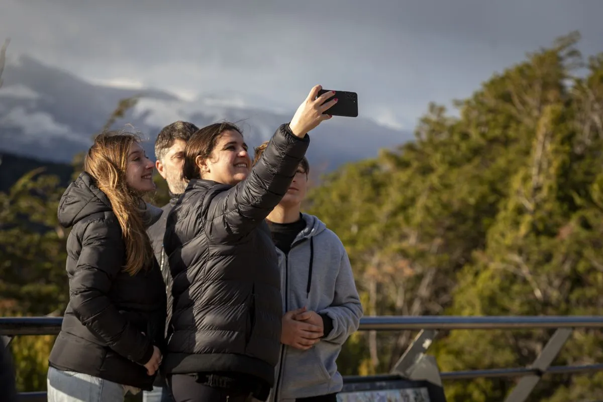 El desafío del turismo en Bariloche frente a la falta de nieve: "Tenemos un Gobierno nacional que niega el cambio climático"