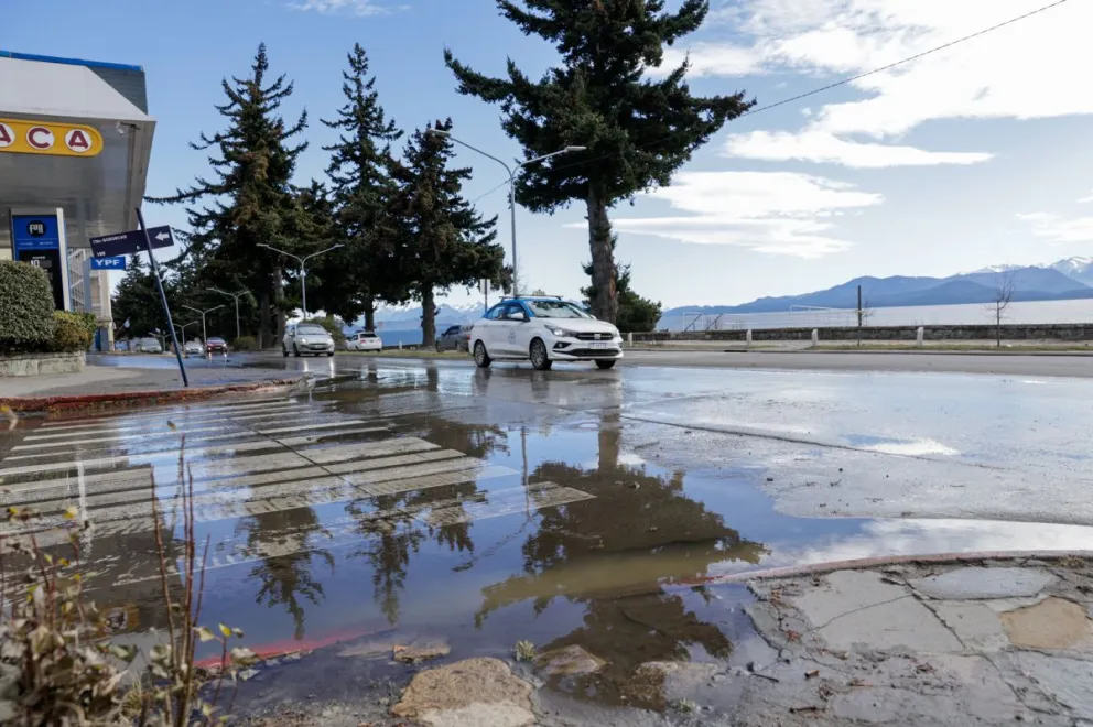 Las bombas fueron desviando el agua hacia la calle. Fotos y video de Eugenia Neme.