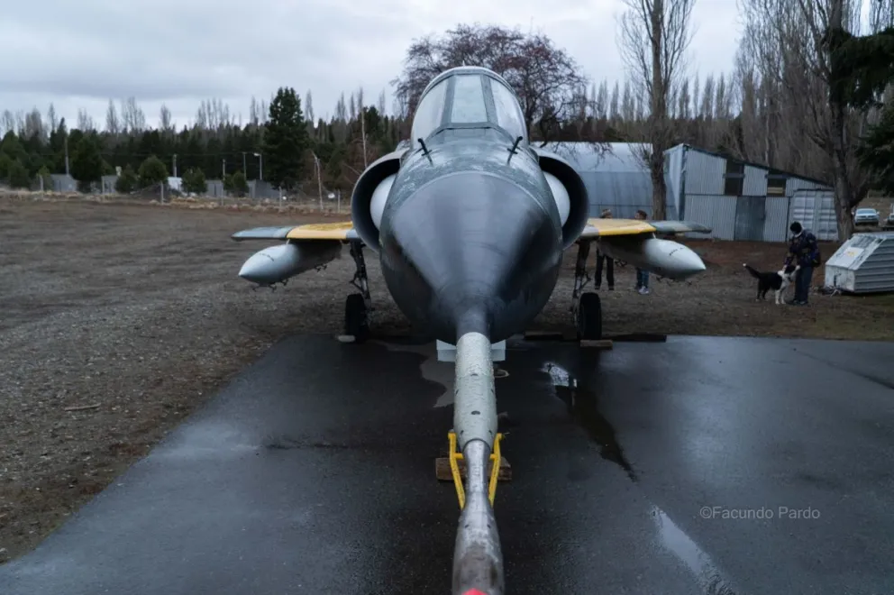 El Mirage que combatió en Malvinas, a la espera de "remontar vuelo" frente al Museo y el Memorial de Malvinas (fotos: Facundo Pardo).