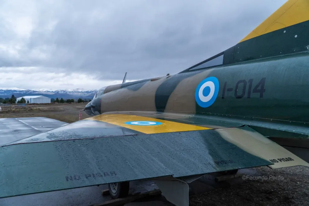 Un avión que fue recuperado para Bariloche (fotos: Facundo Pardo).