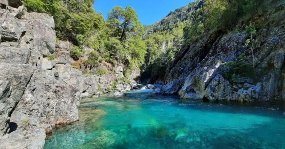 El cierre afecta las fuentes laborales de familias y trabajadores en general que tienen como sustento el turismo de montaña en El Bolsón. 