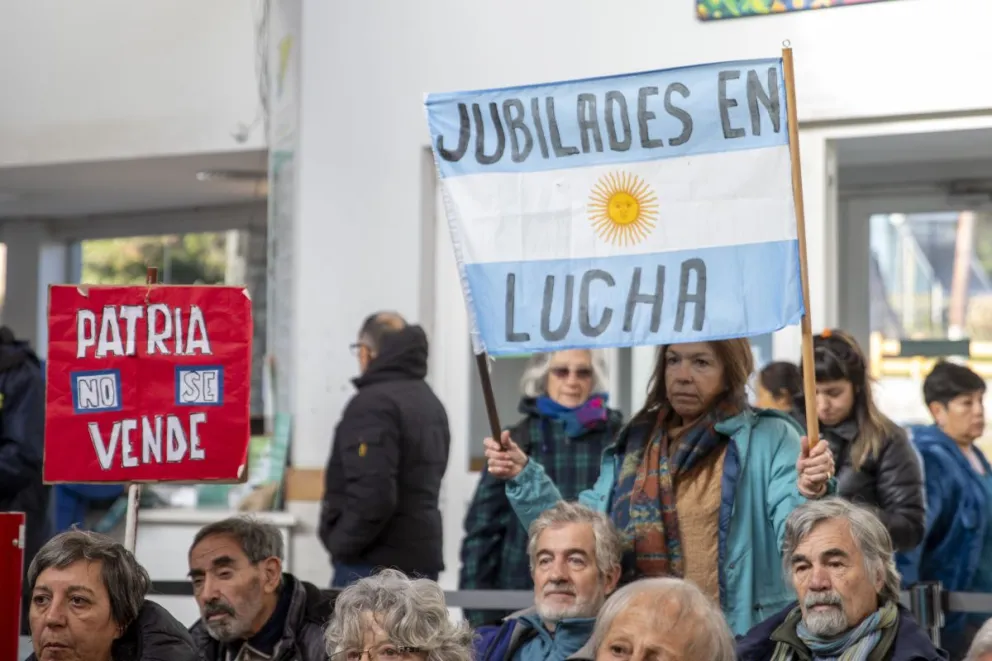 Radio Abierta en el Hospital Zonal de Bariloche que sumó a distintos sectores en apoyo a los trabajadores estatales / Fotos Euge Neme 