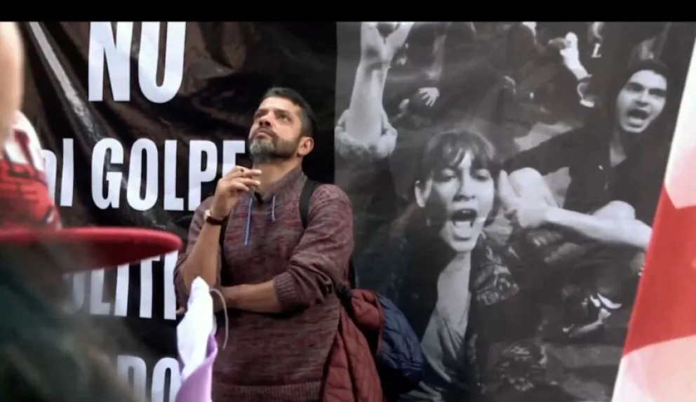 "Extranjero", la historia de un kurdo y una argentina envueltxs en una revolución.