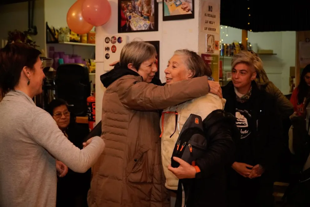 El día de la presentación de su libro, el cariño de la gente fue notorio (fotos: Facundo Pardo).