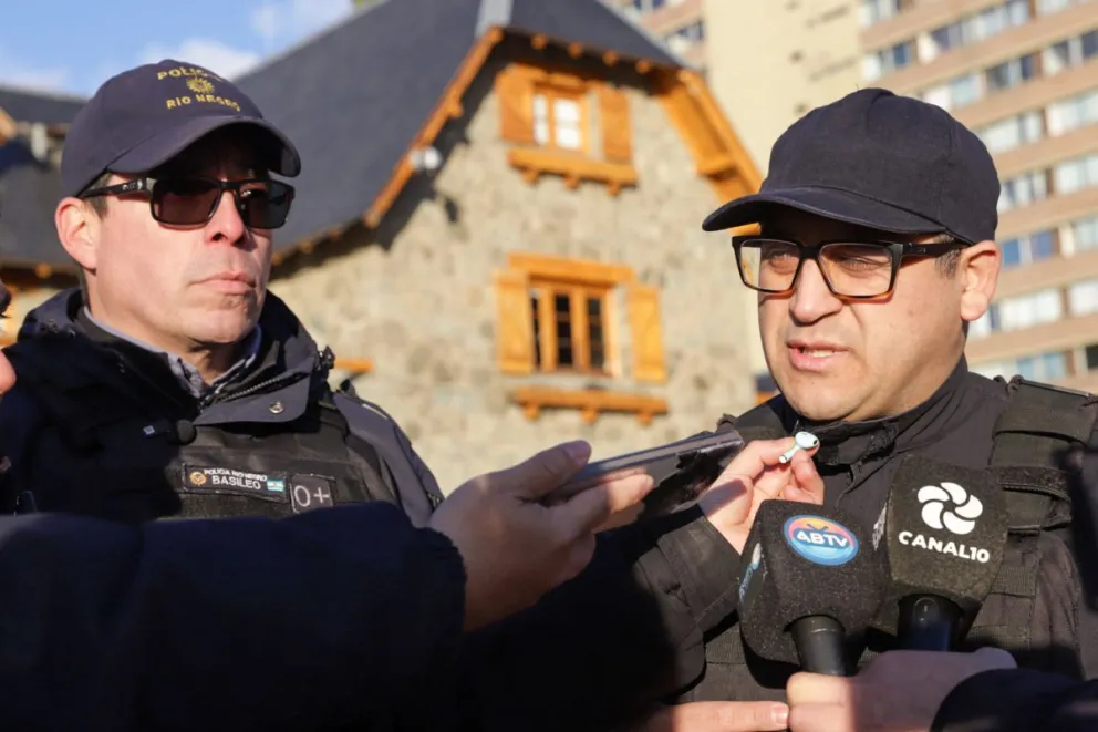 Los efectivos que lograron salvar la vida de la pequeña. Fotos de Eugenia Neme.