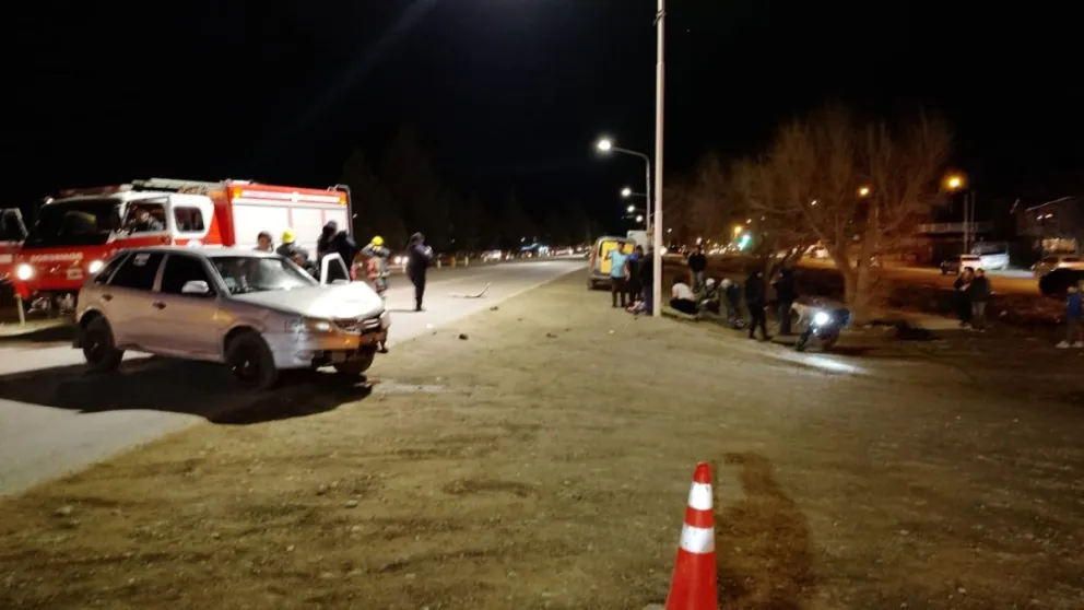 A bordo de la moto iba un joven de 20 años acompañado por una adolescente.  