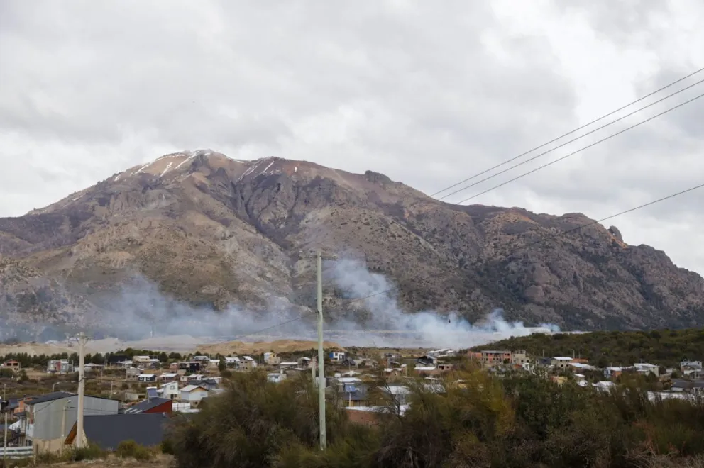 Nuevo incendio en el vertedero municipal de Bariloche. Foto: Eugenia Neme. 