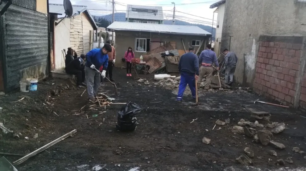 Vecinos colaborando con Andrés después del incendio. 