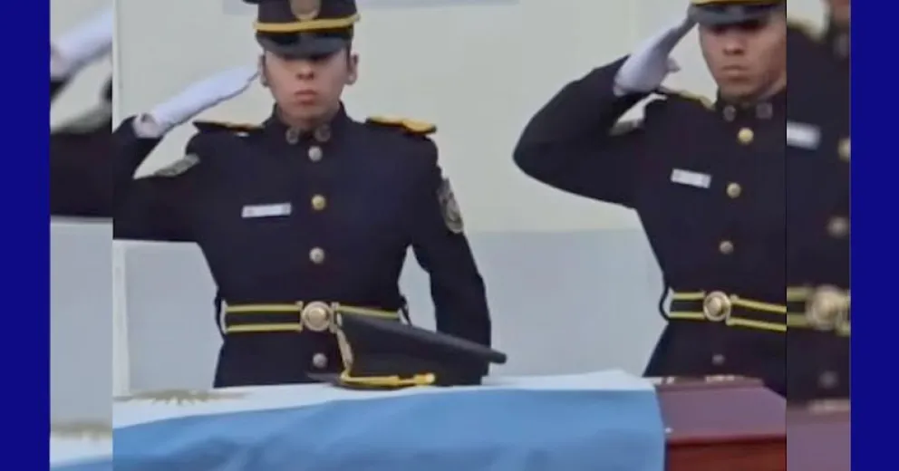 Durante el acto, las autoridades policiales hicieron entrega del Pabellón Nacional y la gorra plato a los familiares de la Suboficial Mayor.