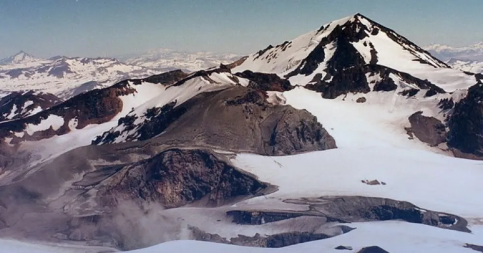 Esta medida implica, en primera instancia, el reforzamiento de las condiciones de monitoreo del complejo volcánico.