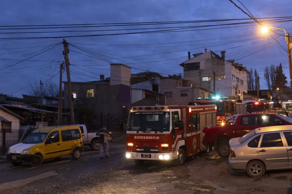El rápido accionar de los bomberos evitó que tomara más viviendas lindantes/ Foto Euge Neme 