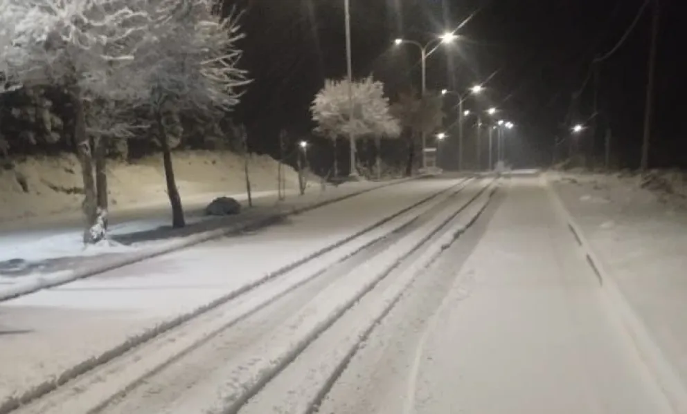 Pilcaniyeu amaneció con acumulación de nieve en sus caminos. 