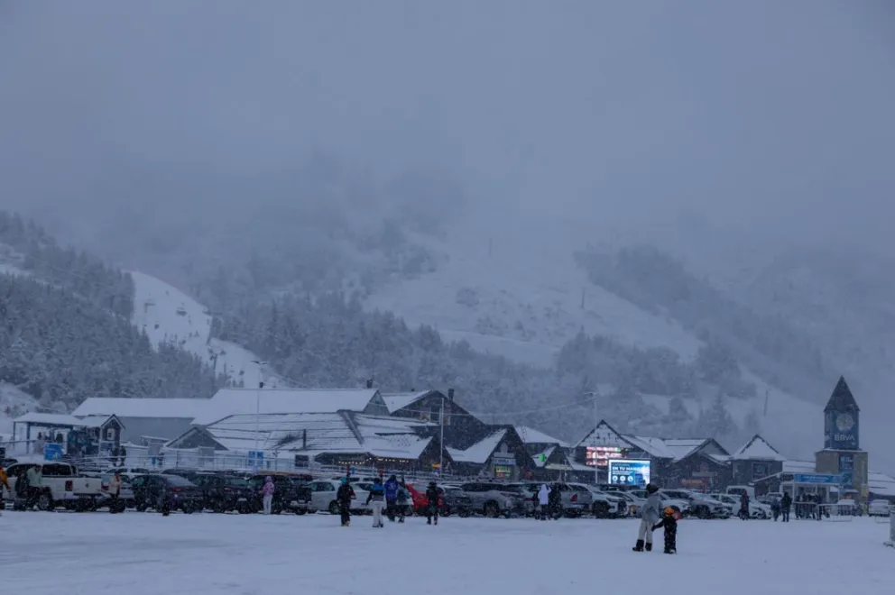 Ya se vive el invierno con nieve en el cerro Catedral 