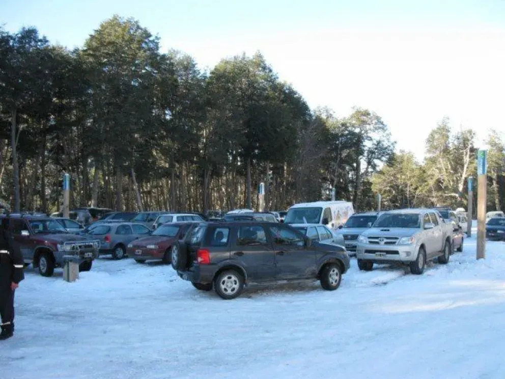 Ante la escasez de nieve en Cerro Chapelco, decidieron trasladarse por un día a Villa La Angostura para visitar Cerro Bayo. Foto: gentileza