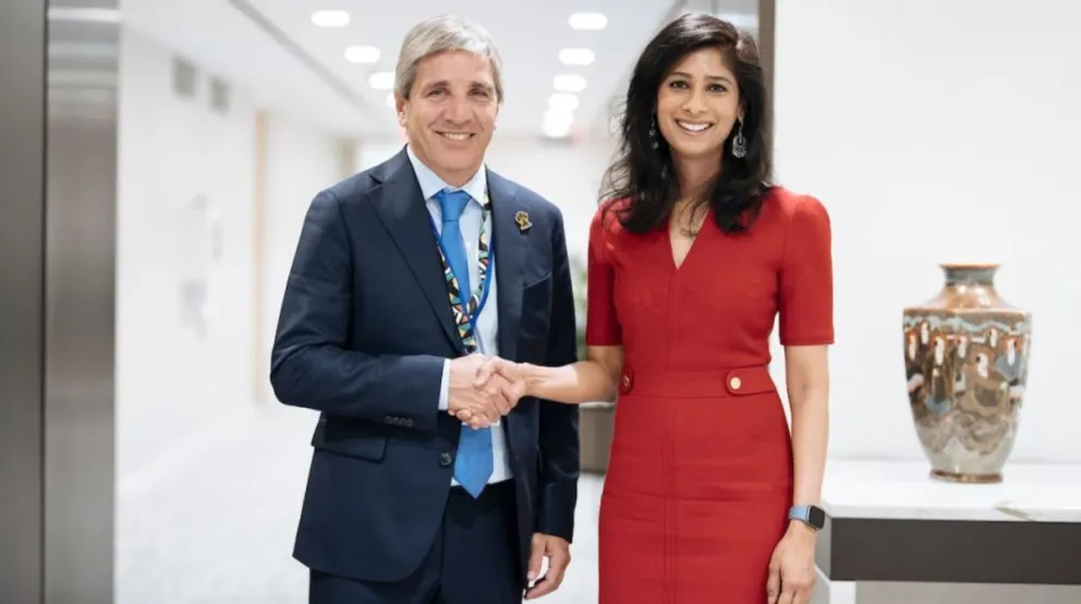 El ministro de Economía, Luis Caputo, junto con Gina Gopinath. 