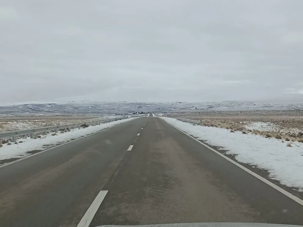 Banquinas con nieve y calzadas con baja adherencia