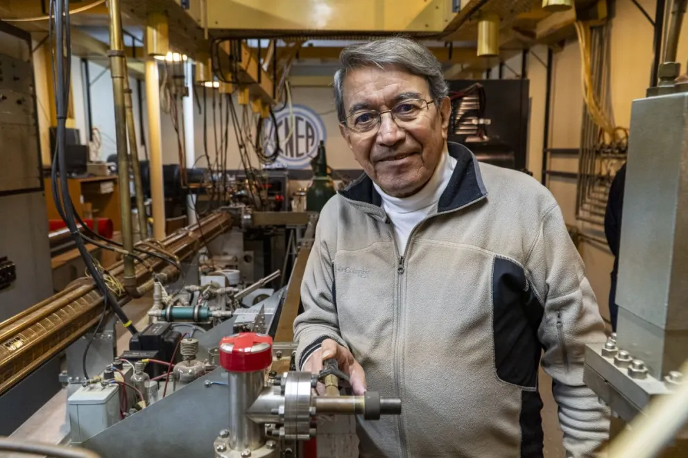 Rolando, a punto de jubilarse, en el búnker donde se encuentra el acelerador de neutrones; le costará alejarse de ese universo... aunque en realidad tampoco piensa en un retiro total (fotos: Facundo Pardo).
