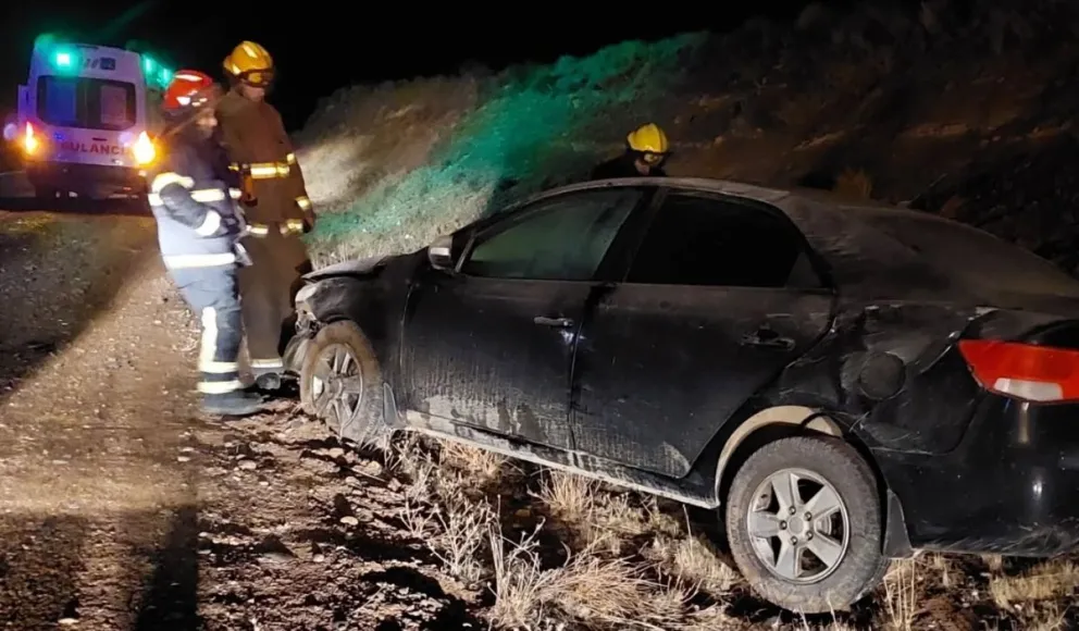 El rodado sufrió daños en la parte delantera, mientras los dos ocupantes fueron derivados al Hospital de Piedra del Águila (foto: Bomberos Piedra del Águila)