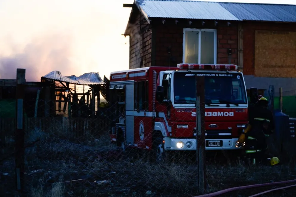 Las llamas alcanzaron a una vivienda del este de Bariloche (fotos: Facundo Pardo) 