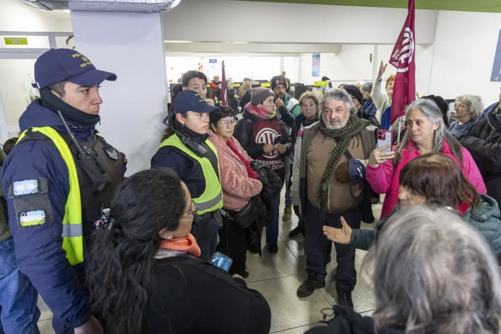 Jubilados realizaron asamblea pública en el IPROSS (fotos: Eugenia Neme) 