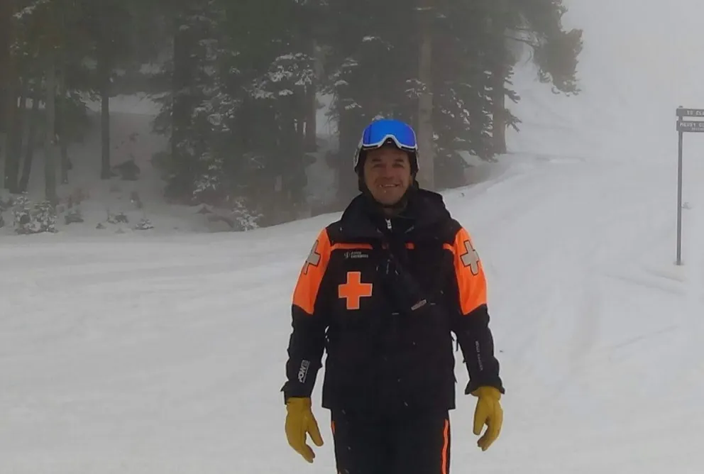 Mario, en Aspen, durante un viaje de intercambio que realizó poco antes de su muerte; tras su deceso, desde Estados Unidos enviaron la campera que se ve en la imagen para que la tuviera su familia (fotos gentileza).