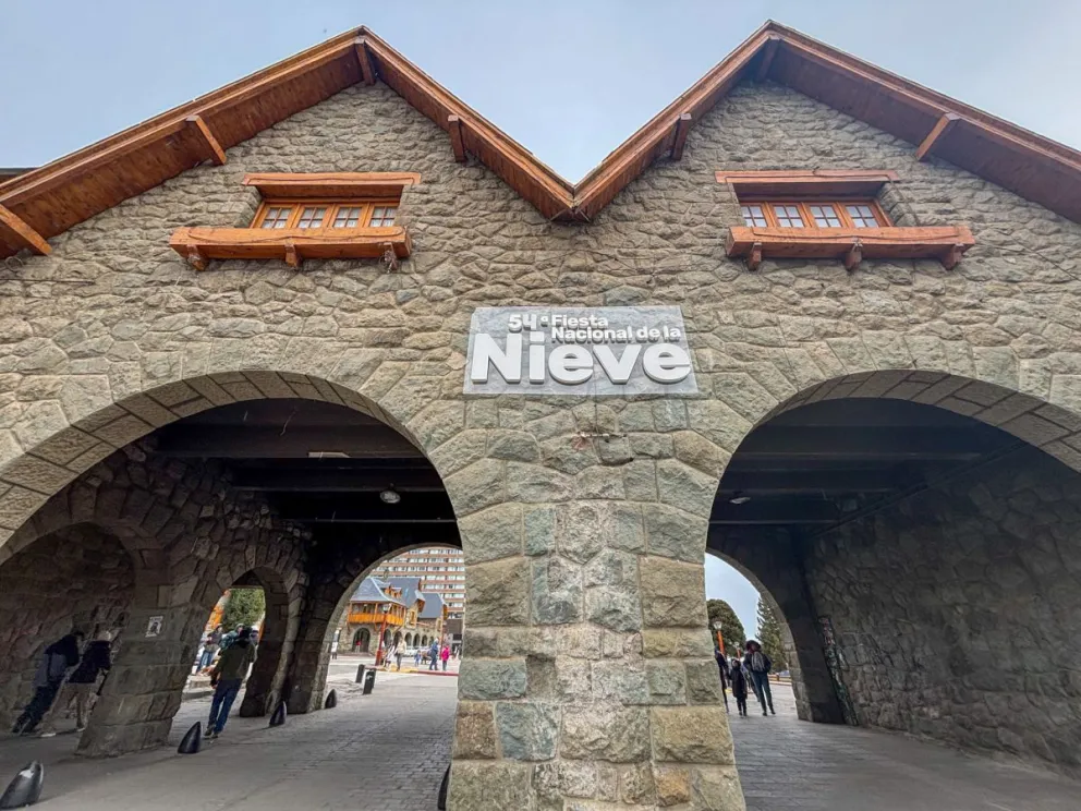 Artistas, concursos y desfile de candidatas en el corazón de Bariloche (foto: Eugenia Neme) 